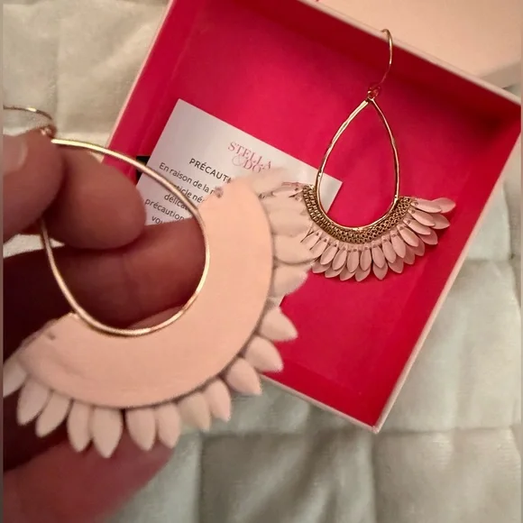 NIB Stella & Dot Pink Feather Teardrop Earrings - Picture 3 of 4